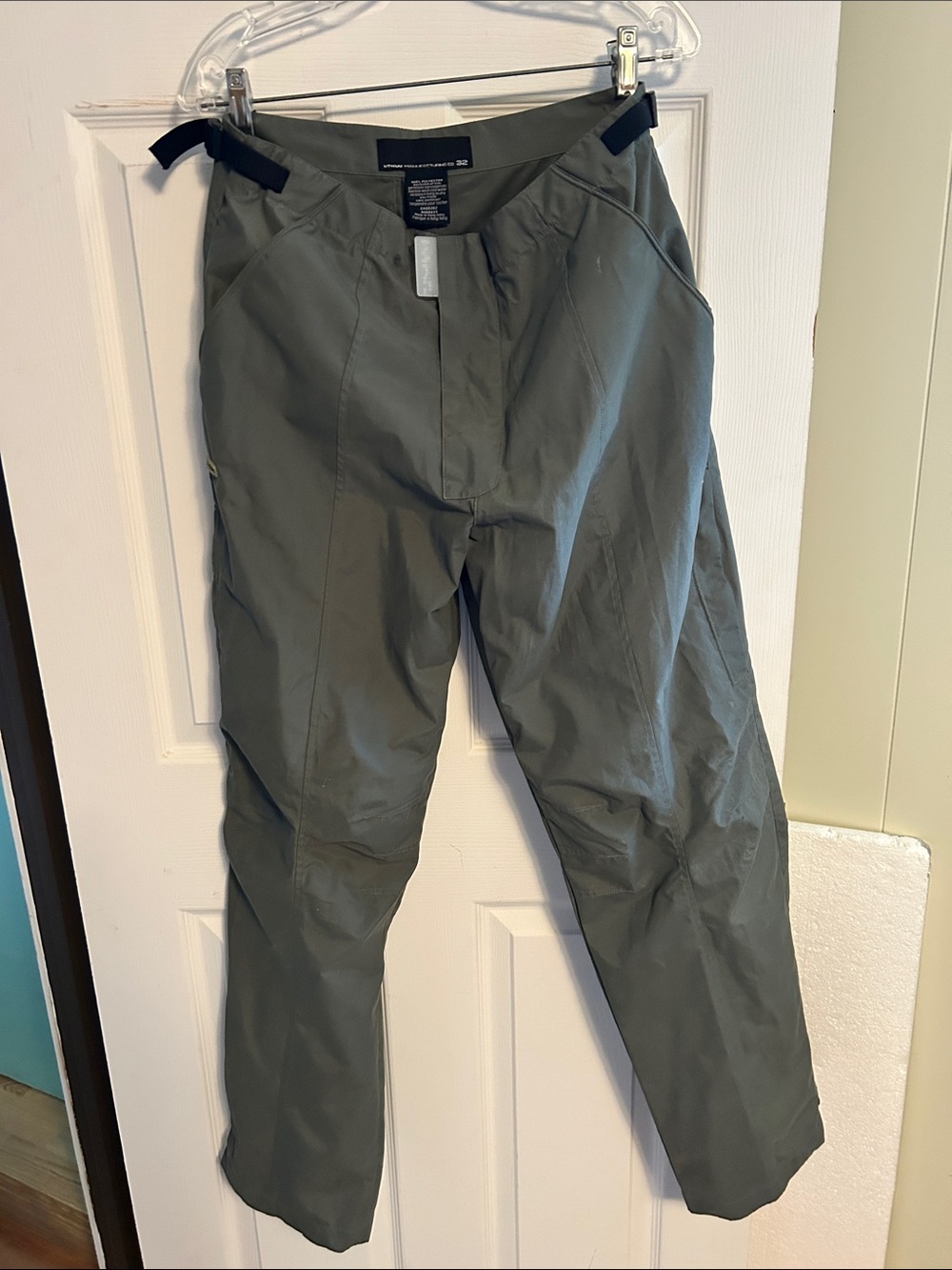Lithium Vintage Outdoor-Ready Cargo Pants in Gray